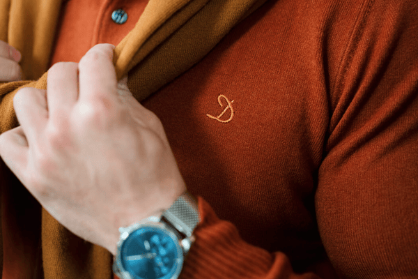 Pulovere pentru bărbați tricotate: sfaturi de întreținere și purtare pentru un stil mereu impecabil    